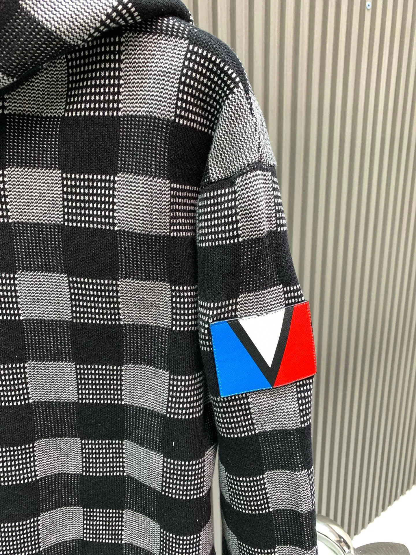 🅿️480 🀄️ Louis Vuitton Louis Vuitton 25* autumn and winter hooded knitted sweatshirt. Unique black and white with a square shape. The chain in front of the neck is full of prominence. A heavy-duty high-end product. Another high-luxury platinum-level item. There is no need to question the quality of things from the Lu family. Its rank and brand influence are very representative. It has its own unique style aesthetics and is excellent in details. Retro yet fashionable and modern, the needlework is delicate, soft and thick to the touch, and has an excellent skin-friendly experience.